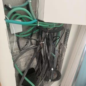 התקנת תשתית חשמל וצינורות חיווט בקיר לפני סגירה