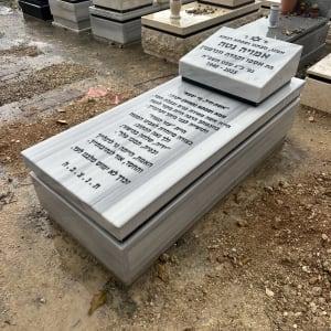 מצבות עם כיתוב בעברית בבית קברות