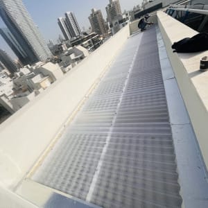 עבודה על הגג