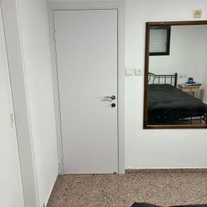 דלת לבנה בחדר עם רצפת אבן