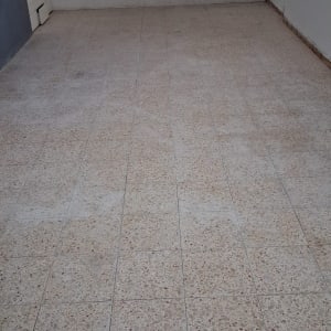 רצפה נקייה עם אריחים וחלונות ברקע