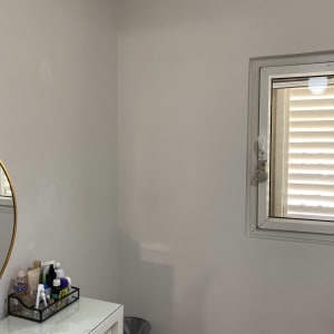 קיר צבוע בלבן עם חלון קטן