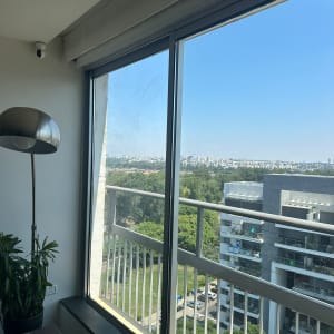 חלון זכוכית גדול עם נוף לעיר ולבניינים