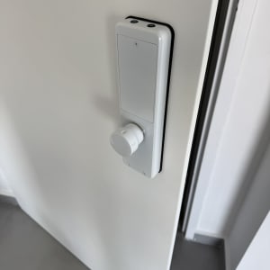 מנעול דלת חכם עם ידית לבנה