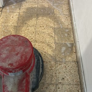 מכונת ניקוי על רצפה עם סבון ומים