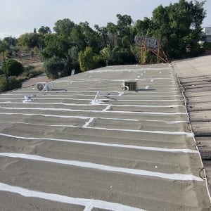 גג עם קווים לבנים של חומר איטום