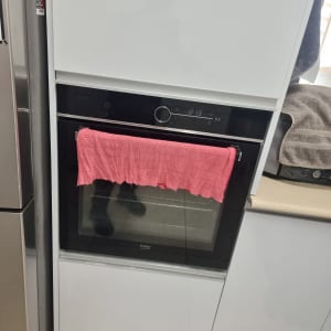 תנור מטבח עם מגבת תלויה