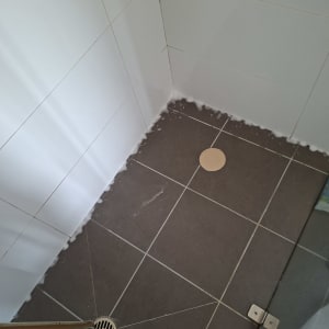 איטום פינות במקלחת עם אריחים ורובה