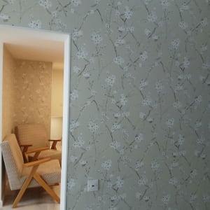 טפט פרחוני עם פרחים לבנים על רקע בז