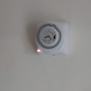 שעון טיימר חשמלי עם נורית אדומה דולקת