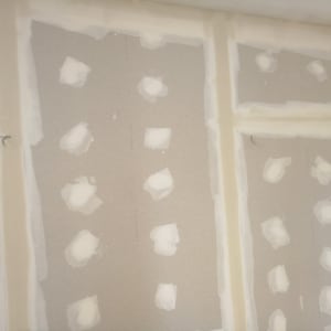 קיר גבס עם תיקוני שפכטל ולוחות מחוברים