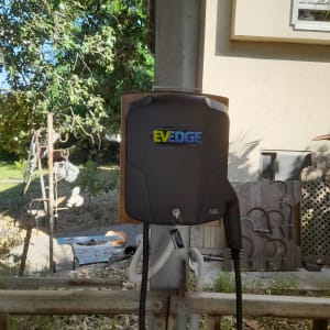 מטען חשמלי לרכב מותקן על עמוד מתכת