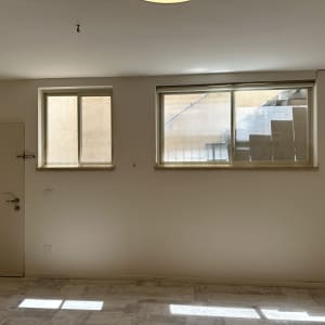 חדר ריק עם חלונות ודלת, אור טבעי נכנס