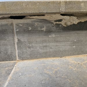 סדק בקיר עם סימני רטיבות ונזק