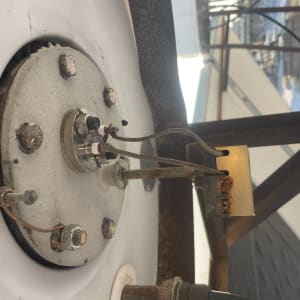 חיבורים חשמליים על לוח מתכת עם ברגים