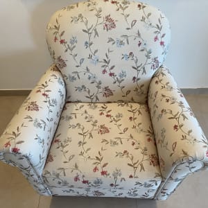 כורסה עם ריפוד פרחוני צבעוני