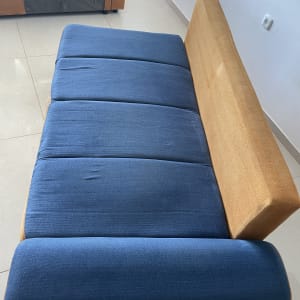 ספה כחולה וכתומה על רצפת אריחים