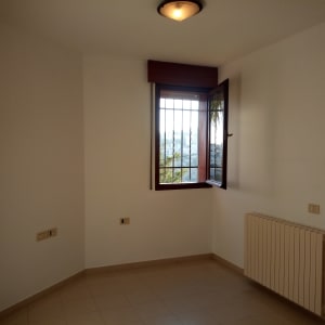 חדר ריק עם קירות צבועים ולחלון פתוח