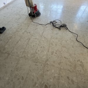 מכונת ניקוי על רצפת שיש עם כבל חשמל