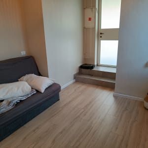 רצפת פרקט עץ בהירה בחדר מגורים