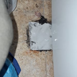 רצפה עם אריחים, לכלוך וחפצים שונים