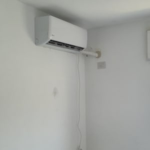 מזגן מותקן על קיר לבן בחדר