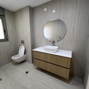 חדר אמבטיה ושירותים משופץ ומחופה גרניט פורצלן עם אסלה תלויה וארון צף
