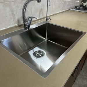 שיש מטבח עם כיור נירוסטה וברז כסוף