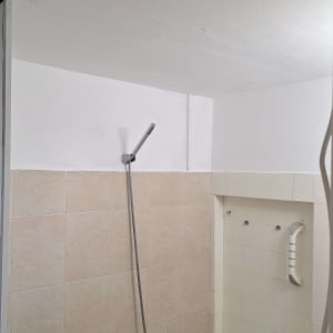 חדר אמבטיה עם אריחים ומקלחת