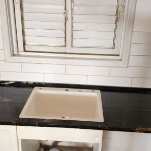 שיש שחור עם כיור במטבח