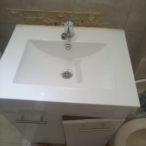 כיור לבן עם ברז בחדר אמבטיה