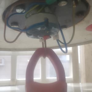 מד זרם מחובר לחוטים במערכת חימום מים