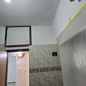 קיר צבוע לבן עם ניילון מגן צהוב