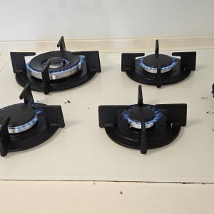 כיריים גז עם ארבעה מבערים דולקים