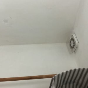 תקרה לבנה עם כתם קטן ופגם בצבע