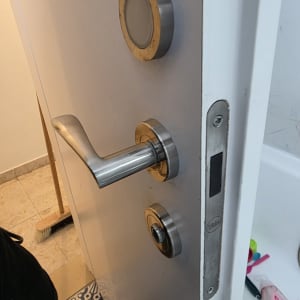 ידית ודלת מתכת עם מנעול עגול