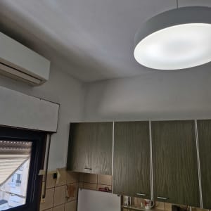 קיר צבוע חלקית עם סימני צבע חדשים