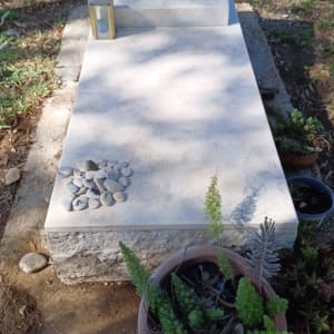 קבר עם מצבה, נרות ואבנים קטנות