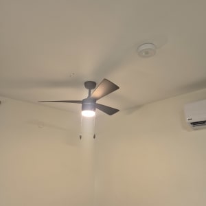 מאוורר תקרה עם תאורה מותקן בחדר