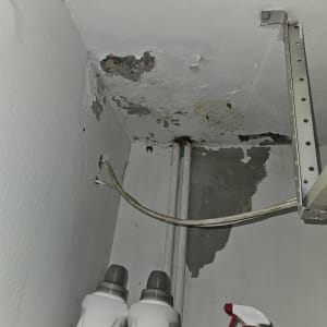 תקרה עם סימני רטיבות וקילוף צבע, צינורות חשופים