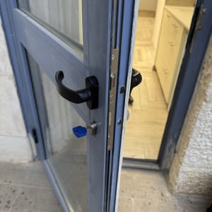 דלת עם מנעול ומפתח כחול