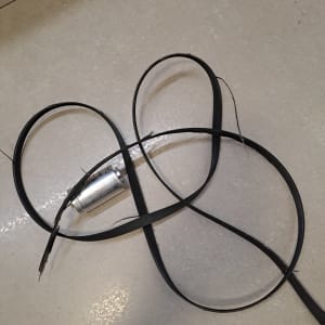 חגורת גומי קרועה עם גליל מתכת