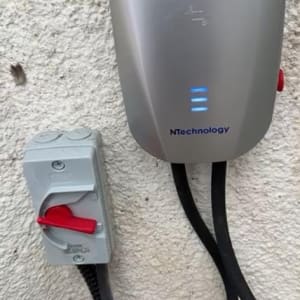 תחנת טעינה לרכב חשמלי עם כבלים וקופסת חיבורים