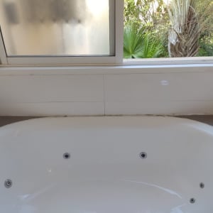 אמבטיה עם חיבורים למערכת ג