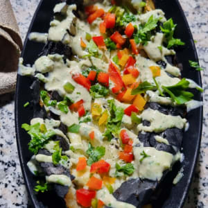 חציל קלוי עם רוטב ירוק ופלפלים צבעוניים