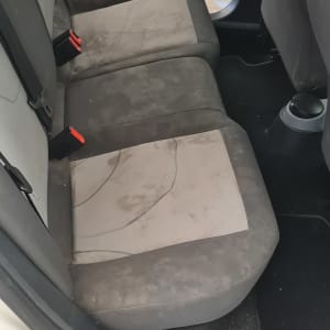 מושבים אחוריים של רכב עם כתמים ולכלוך