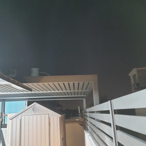 גדר ופרגולה מאלומיניום בחצר בלילה