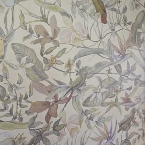 טפט עם פרחים וציפורים צבעוניות על קיר