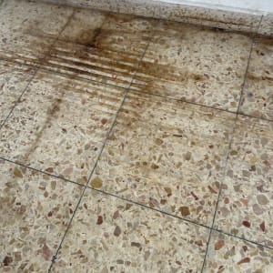רצפה מלוכלכת עם סימני לכלוך חומים