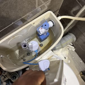 תיקון מיכל הדחה בשירותים עם חלקים פנימיים